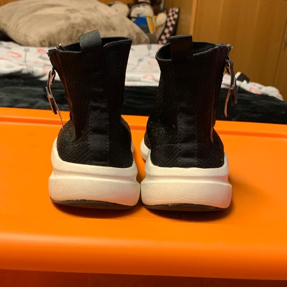 Shoes - Picture 4 of 7